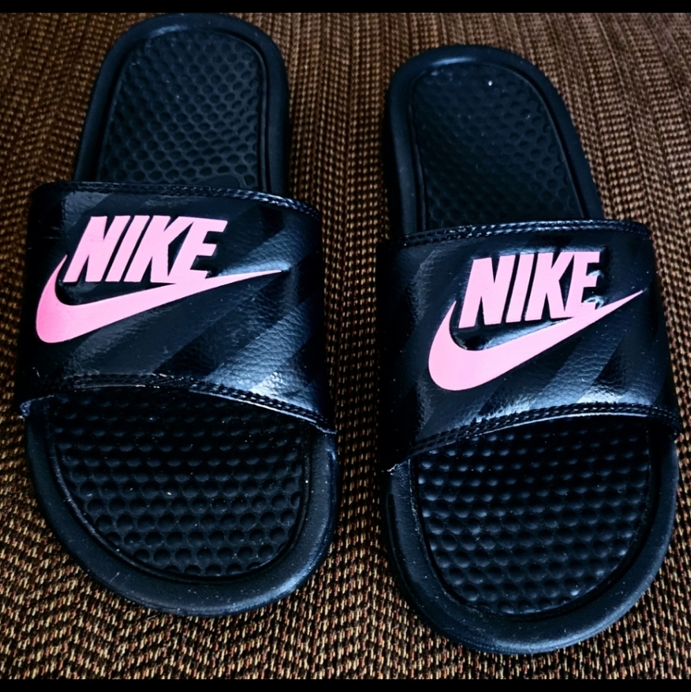 Nike Benassi slides